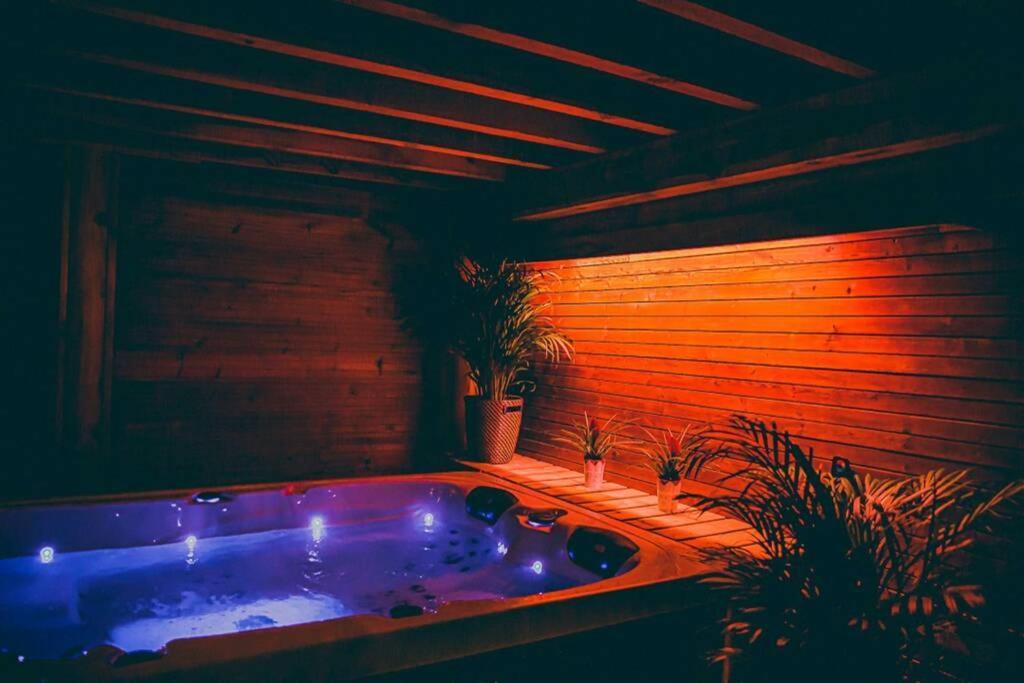 Le Spa Du Cabanon: Cabanon De Luxe Avec Spa Entierement Privatif Aye Eksteriør bilde