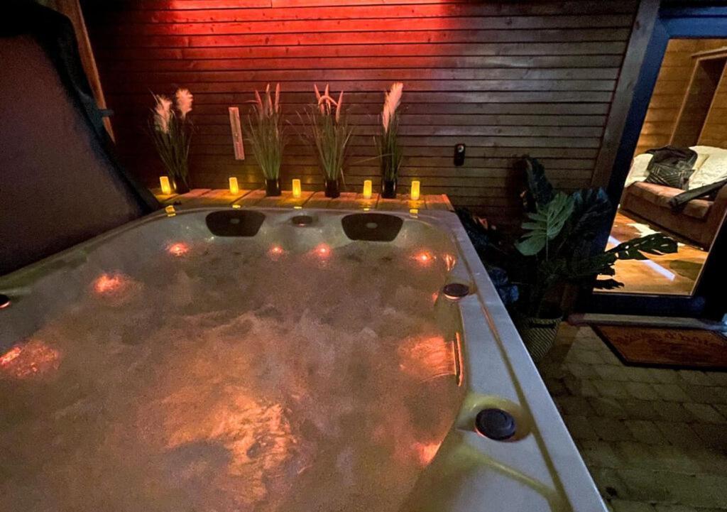 Le Spa Du Cabanon: Cabanon De Luxe Avec Spa Entierement Privatif Aye Eksteriør bilde